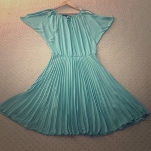 Beautiful midi dress, pleated and open shoulder